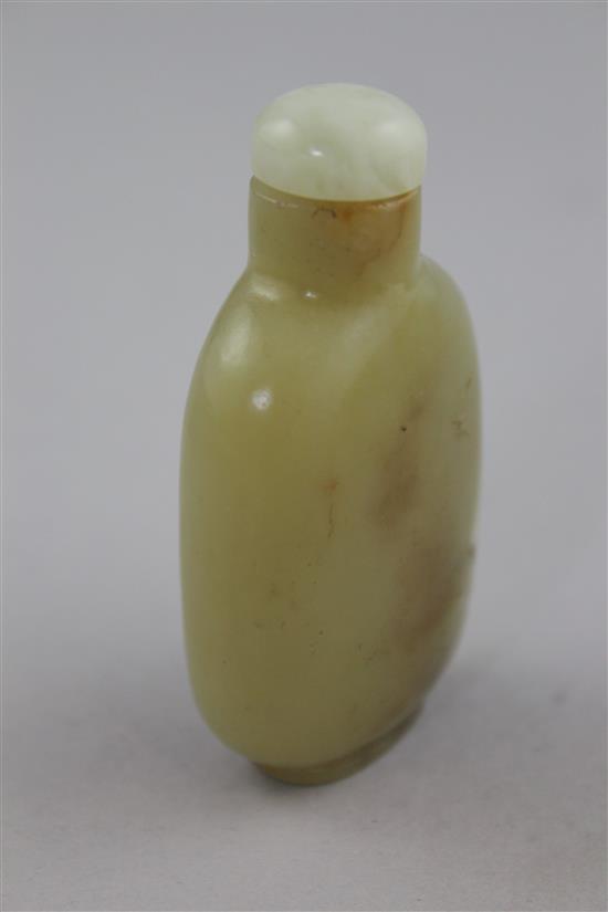 A Chinese yellow jade snuff bottle, 1750-1850, 5.2cm